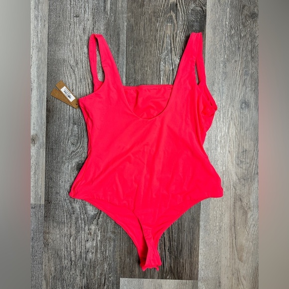 SKIMS FITS EVERYBODY SQUARE NECK THONG BODYSUIT STRETCHY ULTRA PINK Rare MEDIUM - Picture 6 of 6